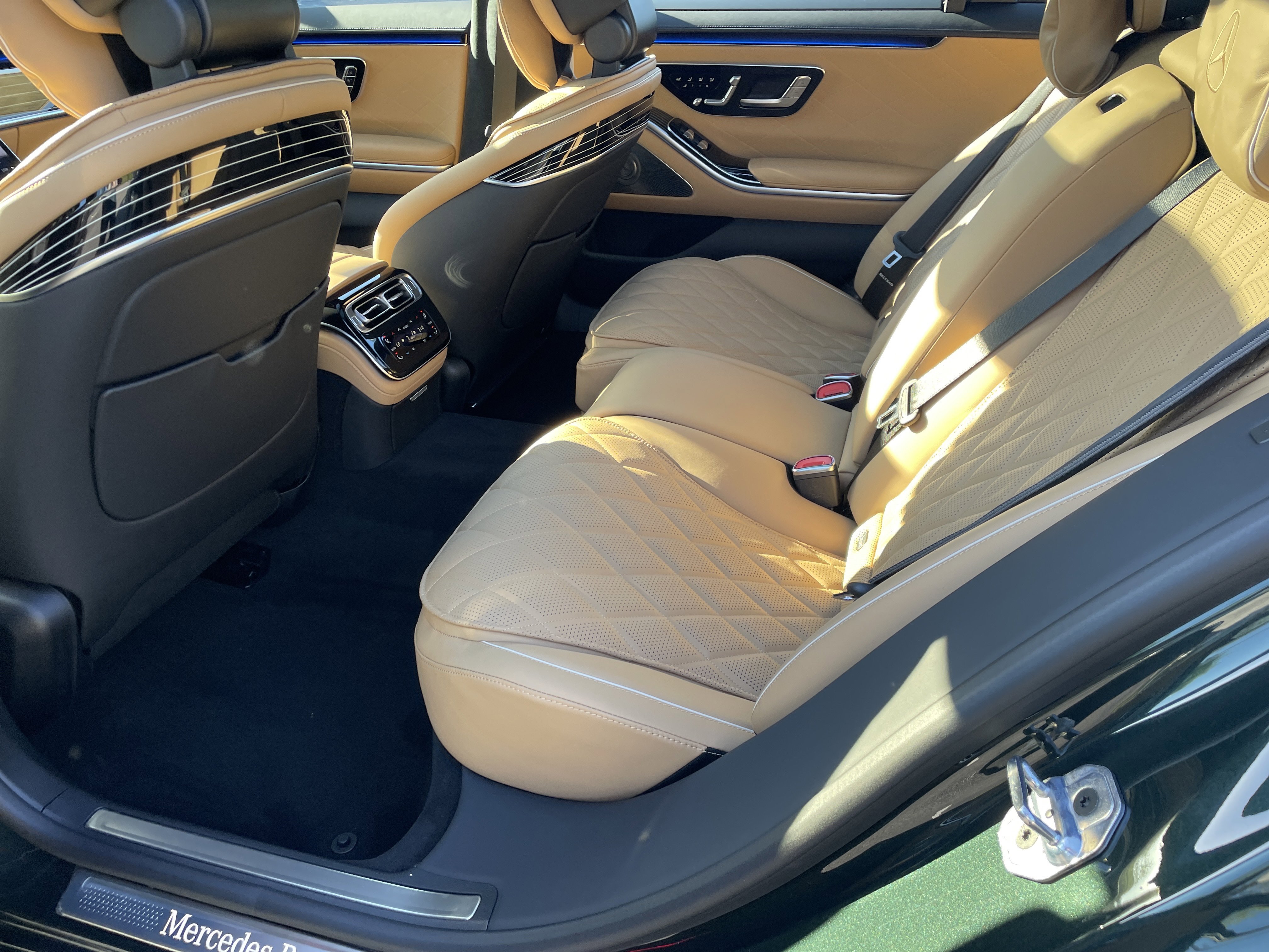 New 2026 MANUFAKTUR Exclusive Allanite Green Metallic Mercedes-Benz S 580 4MATIC® Sedan image 34