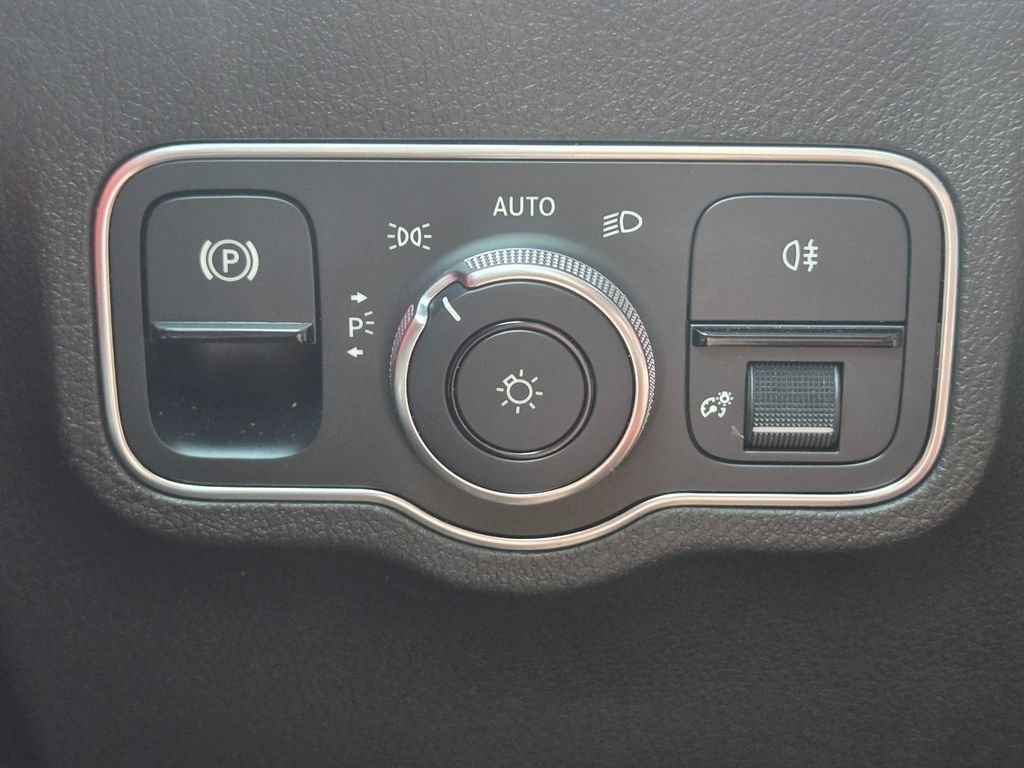Used 2021 Night Black Mercedes-Benz GLB 250 image 17