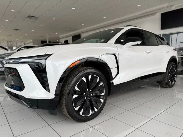 New 2025 Iridescent Pearl Tricoat Chevrolet RS image 11