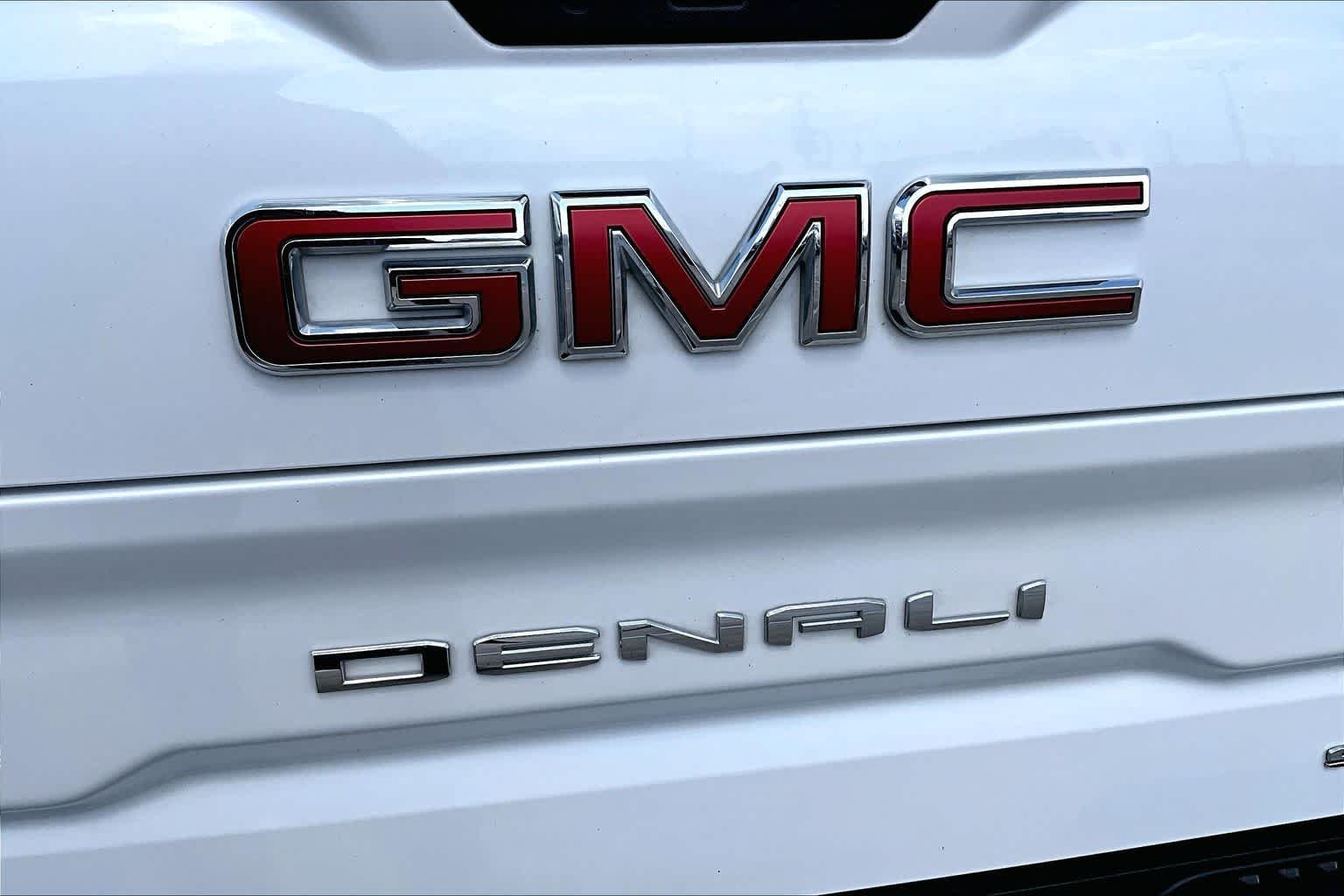 Used 2023 White Frost Tricoat GMC Denali image 31