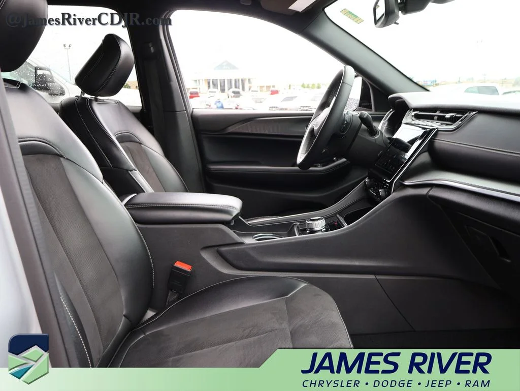 Used 2024 Silver Jeep Altitude image 9