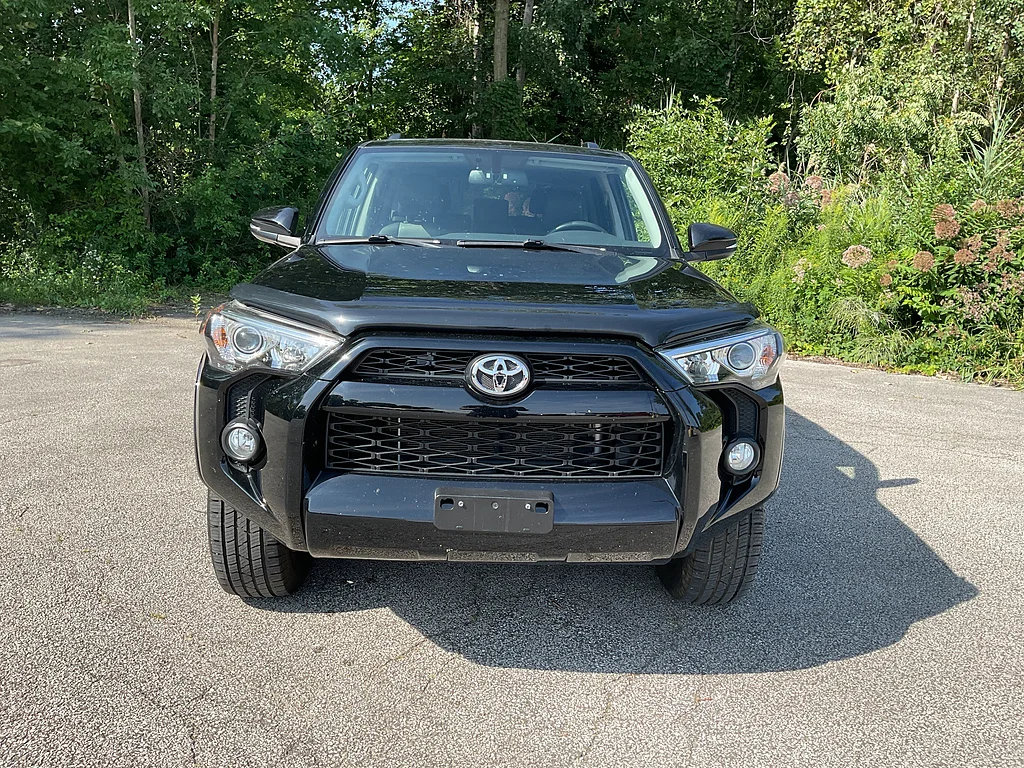Used 2019 Midnight Black Metallic Toyota SR5 Premium image 2