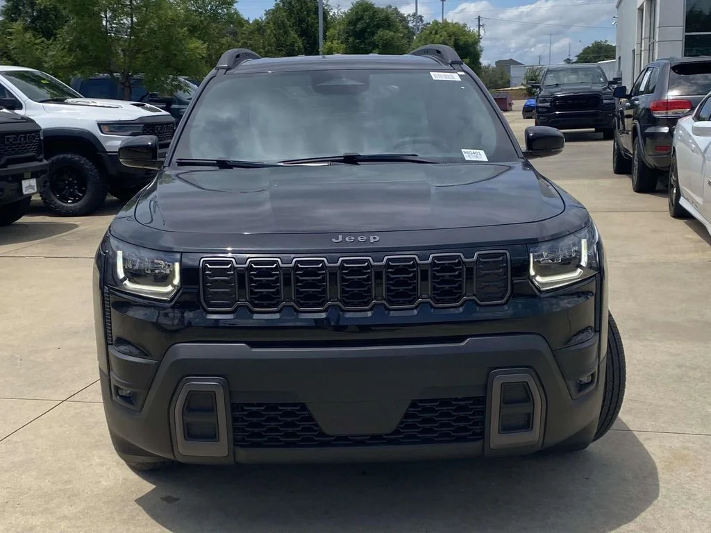 New 2026 Diamond Black Crystal Pearl-Coat Exterior Paint Jeep Limited image 32