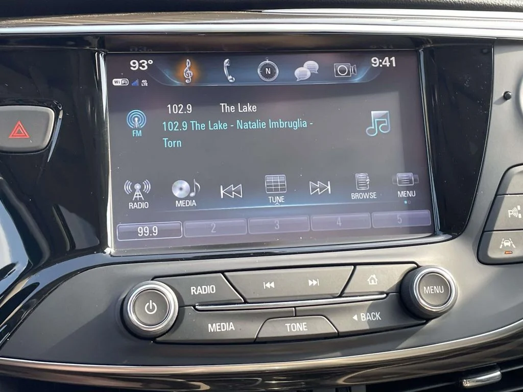 Used 2020 SUMMIT WHITE Buick Premium II image 25