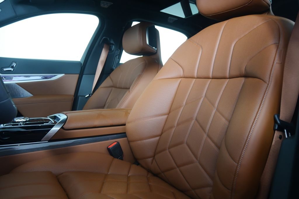 New 2026 Mineral White Metallic BMW 750e xDrive image 10