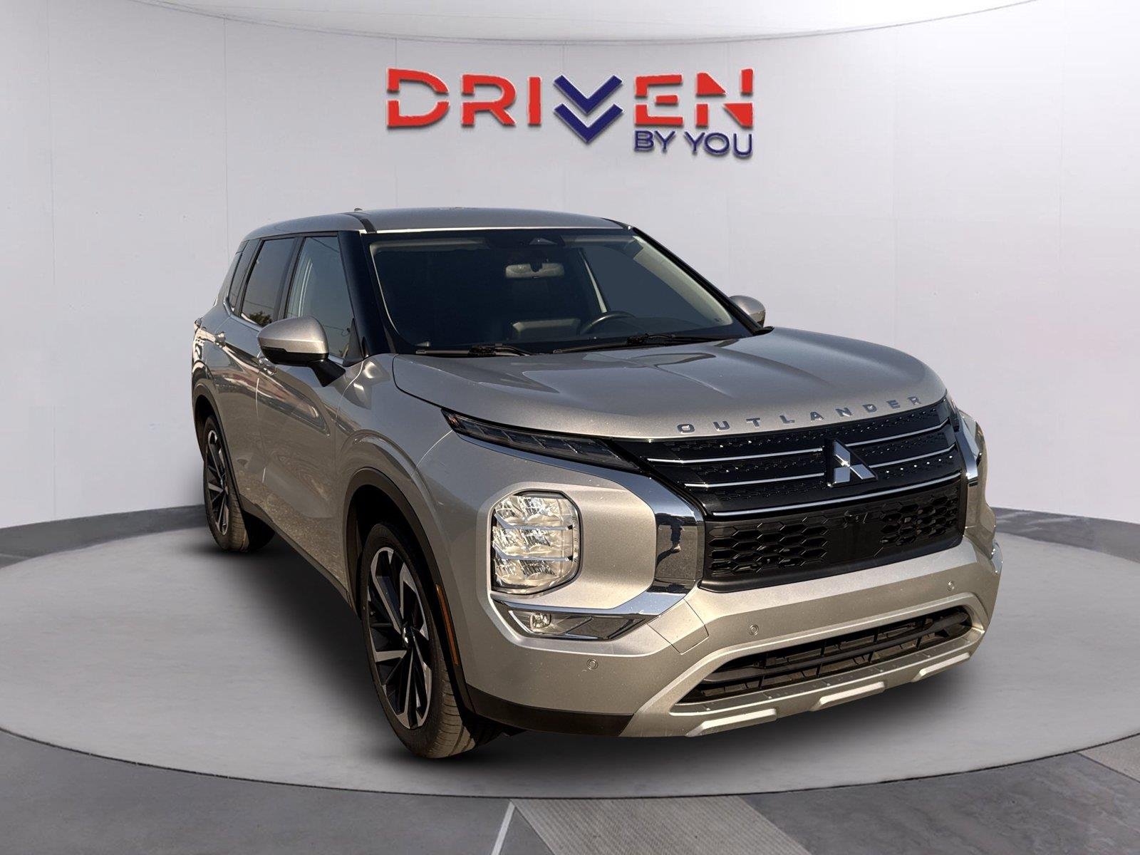 Used 2024 Alloy Silver Metallic Mitsubishi SE image 1
