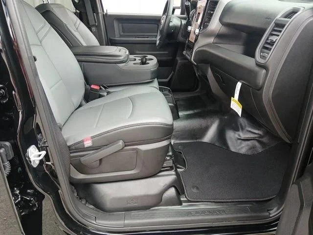 New 2026 Diamond Black Crystal Pearl-Coat Exterior Paint RAM TRADESMAN image 28