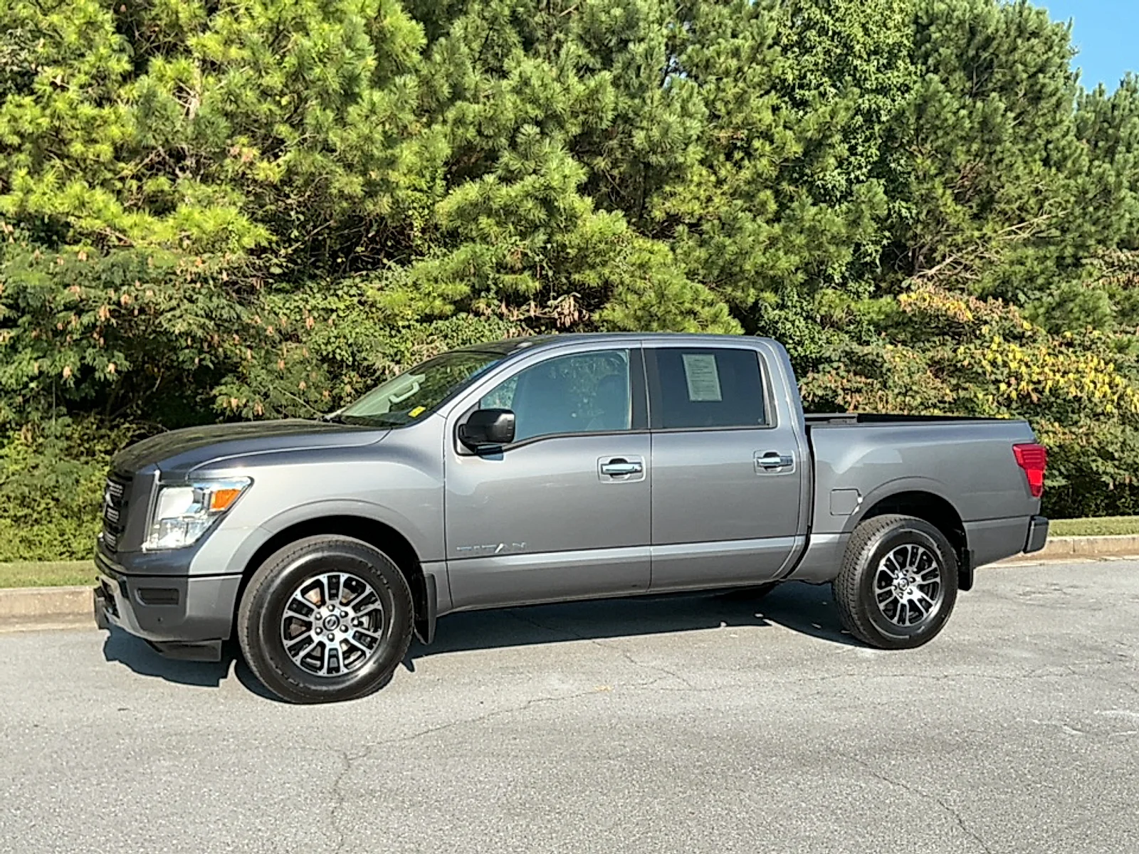 Used 2021 Gun Metallic Nissan Crew Cab SV 4x4 image 4