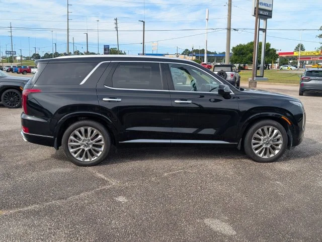 Used 2020 Black Hyundai Limited image 4