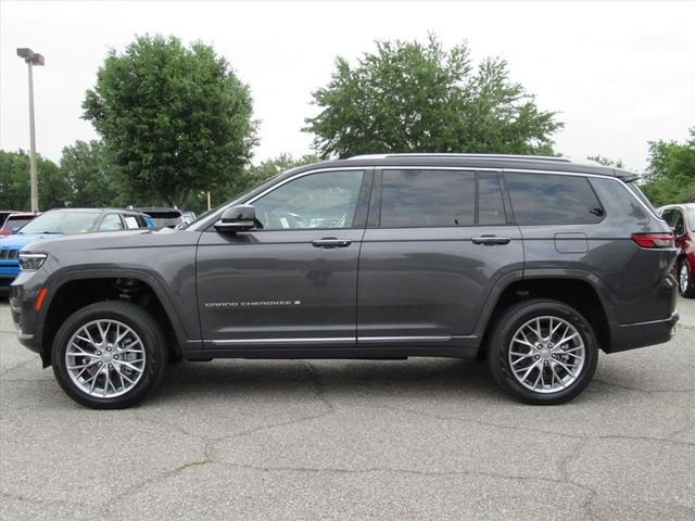 Used 2023 Gray Jeep Summit image 4