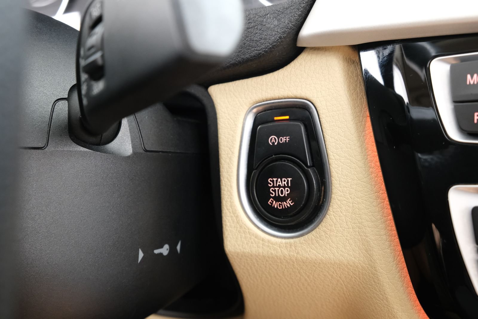 Used 2018 Alpine White BMW 320i xDrive image 15