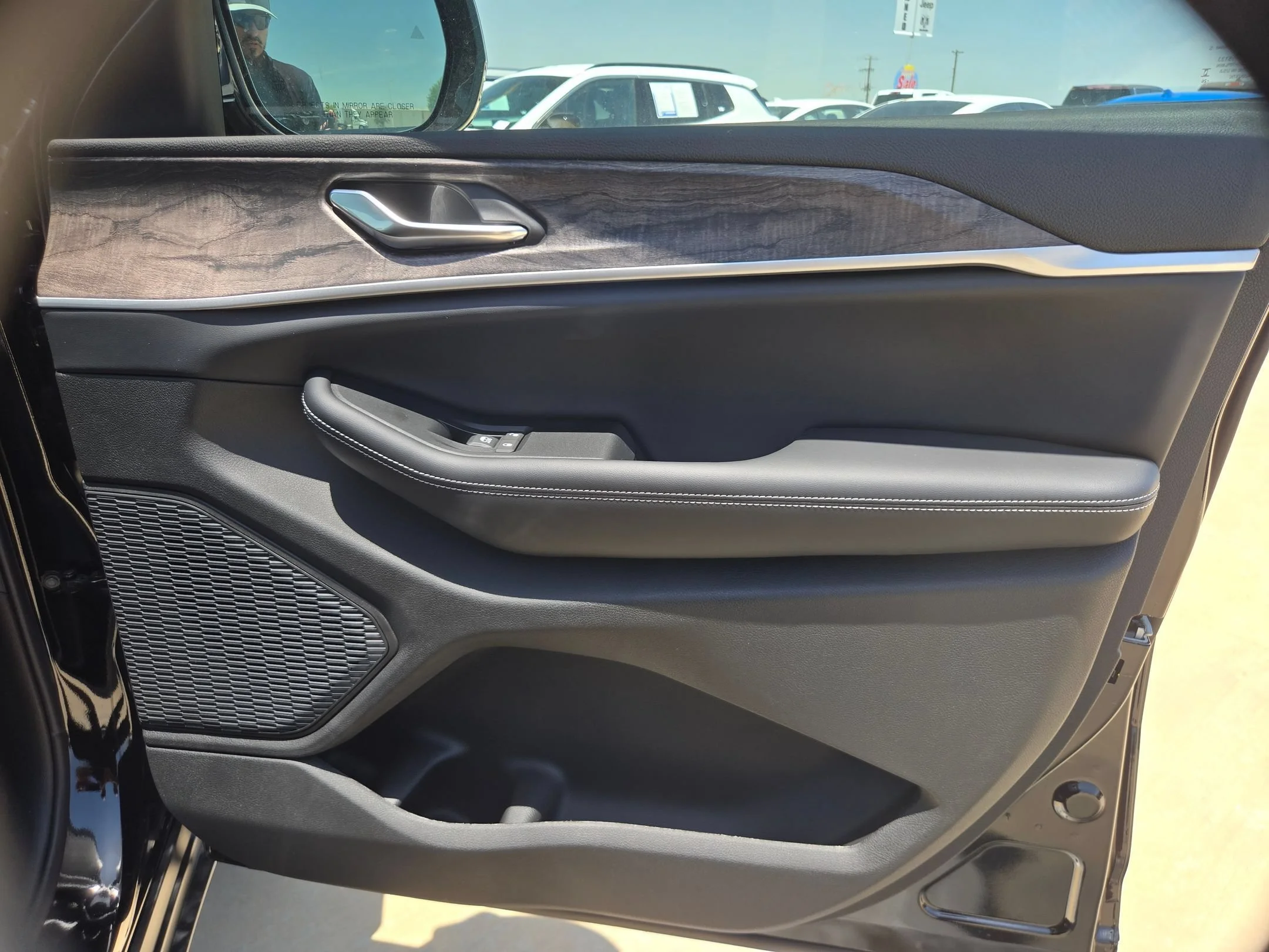 New 2026 Diamond Black Crystal Pearlcoat Jeep Limited image 25