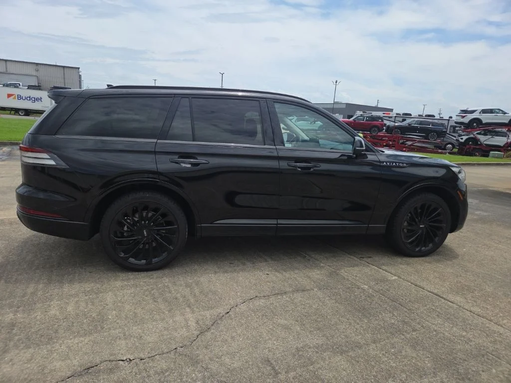 Used 2022 Black Metallic Lincoln Reserve image 11