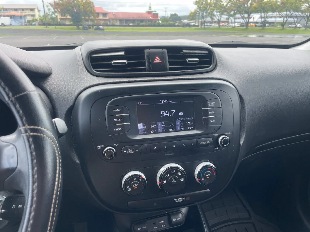 Used 2018 White Kia Base image 15