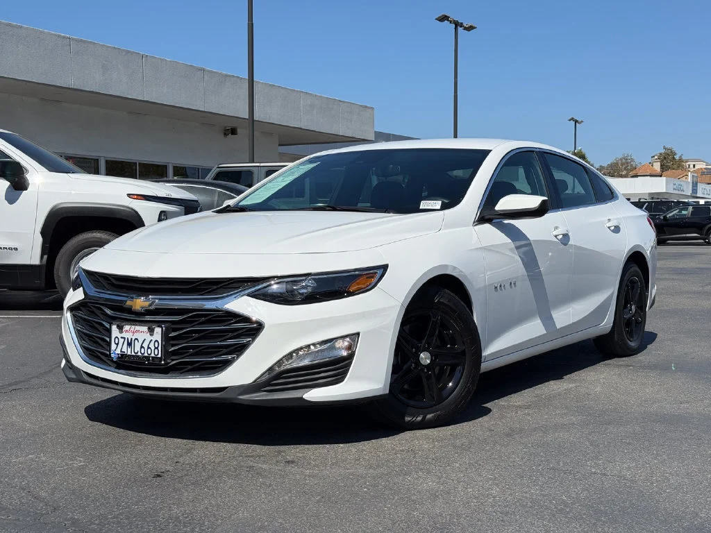 Used 2024 Summit White Chevrolet 1LT image 2