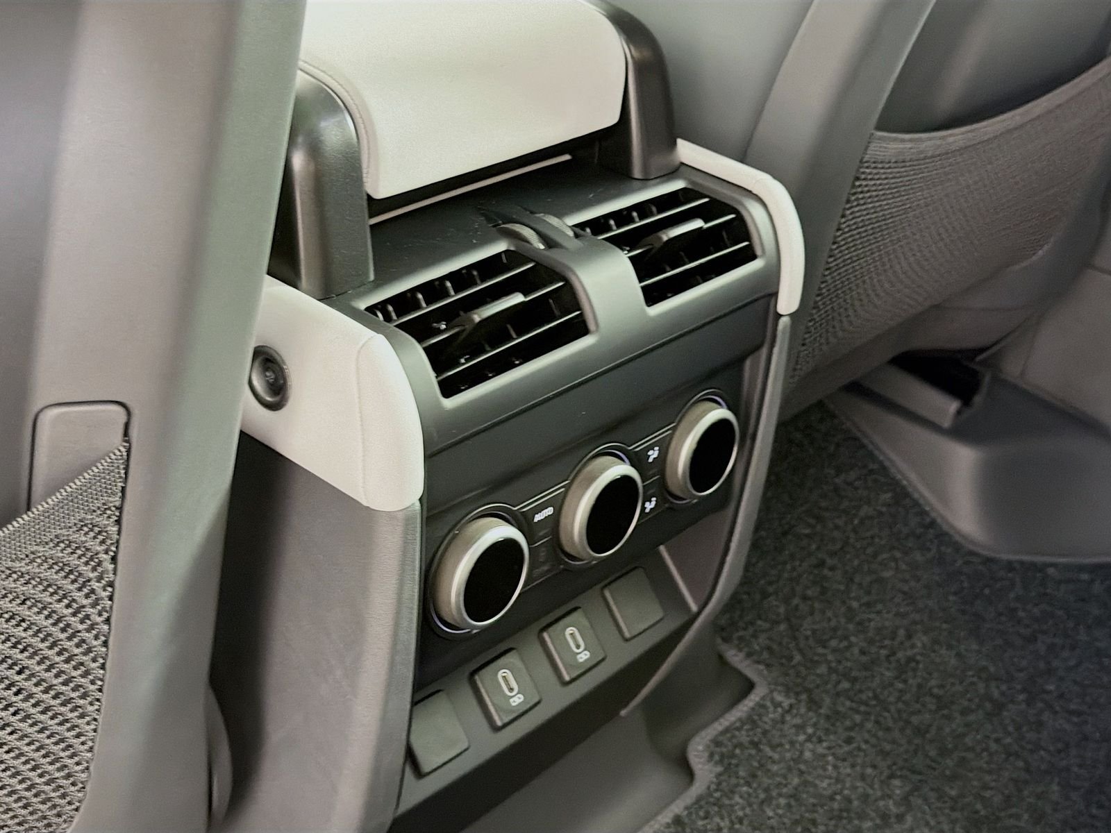 New 2026 Tasman Blue Land Rover X-Dynamic SE image 28