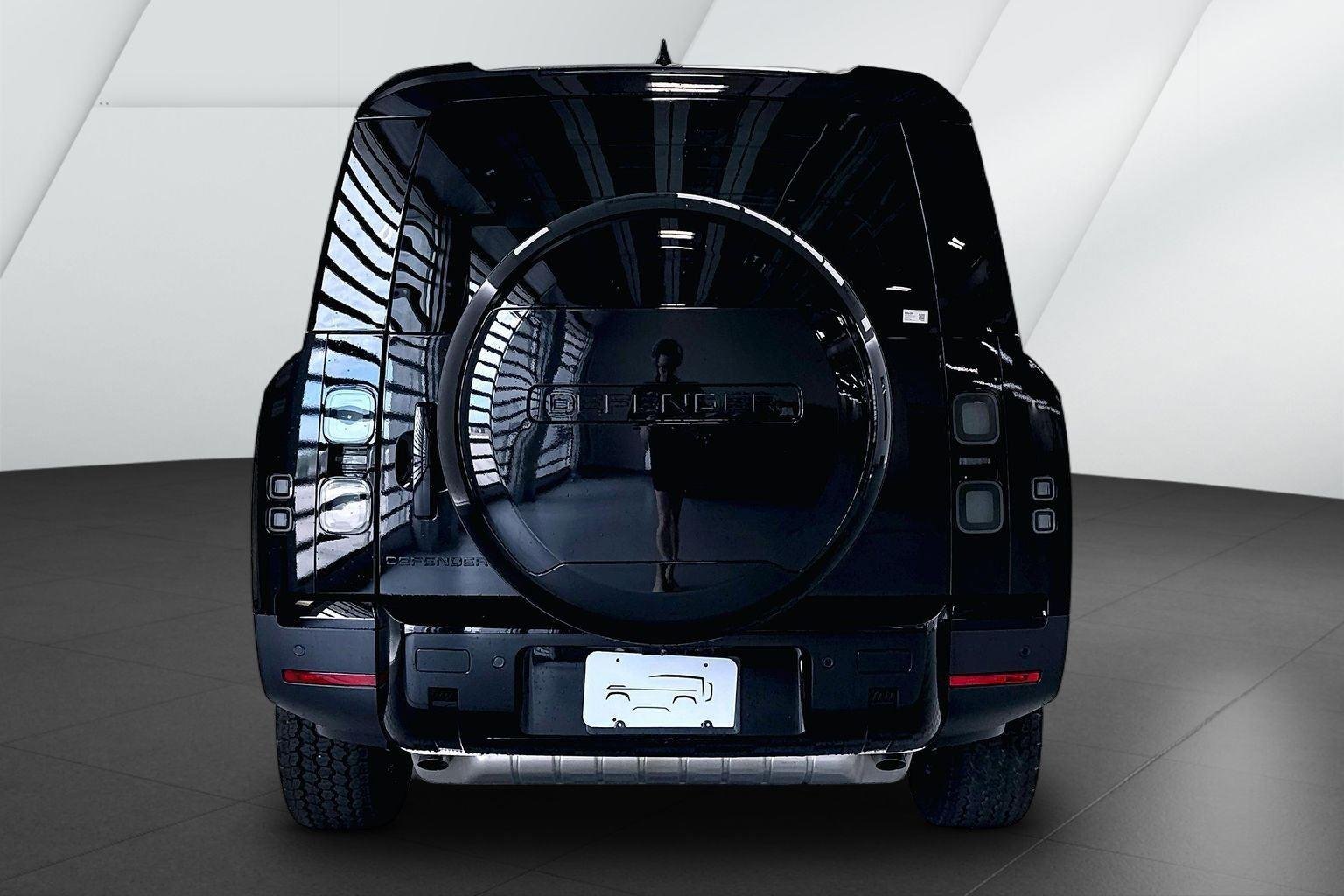 New 2026 Santorini Black Metallic Land Rover S image 7
