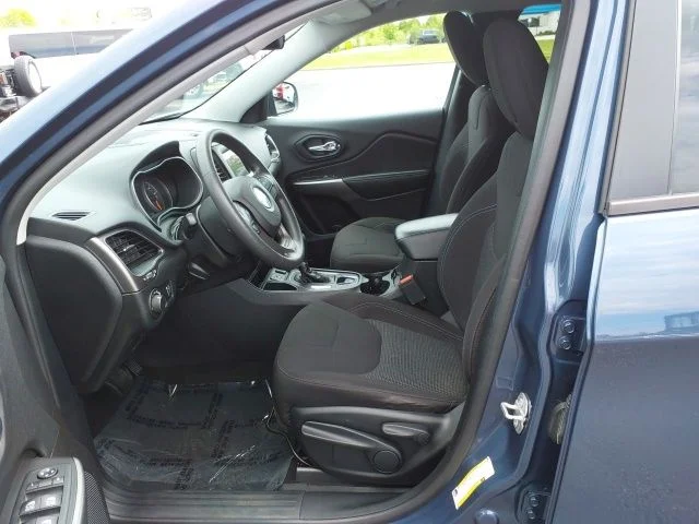 Used 2020 Blue Jeep Latitude image 16