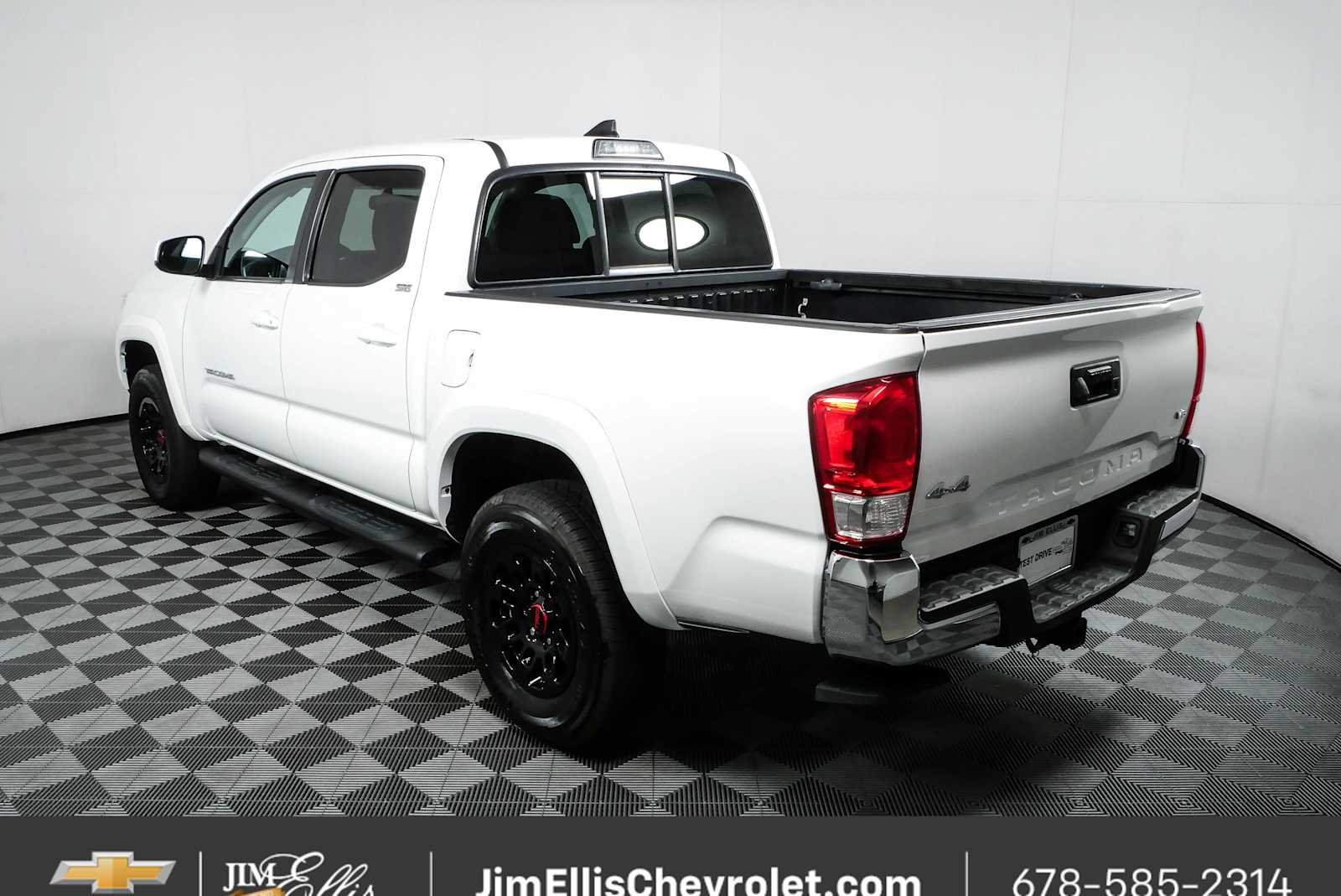 Used 2017 White Toyota SR5 V6 image 25