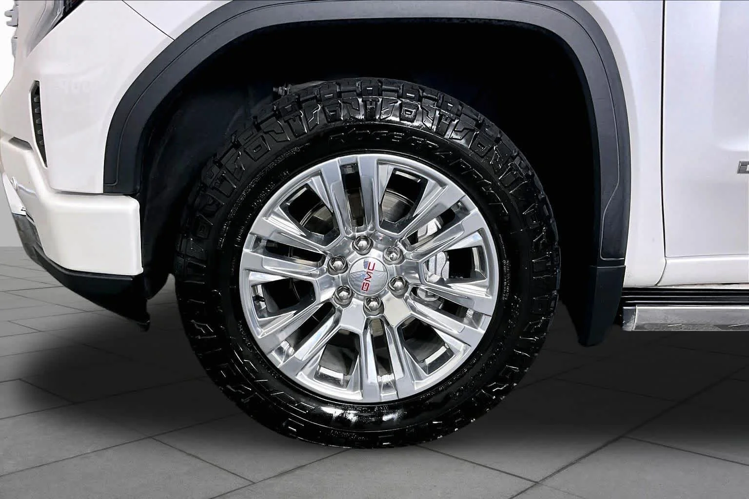 Used 2023 White Frost Tricoat GMC Denali image 11