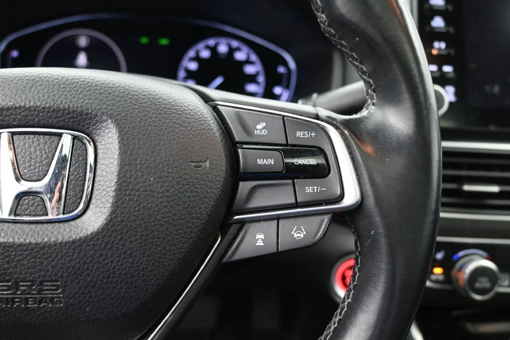 Used 2018 Modern Steel Metallic Honda Touring image 31