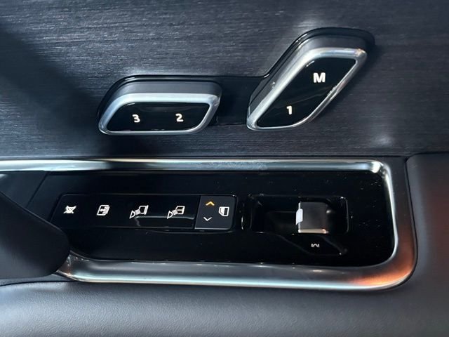 New 2026 Eiger Grey Land Rover SE image 35