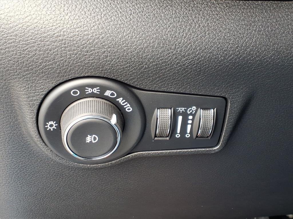 New 2026 Hydro Blue Pearlcoat Jeep Latitude Altitude image 6