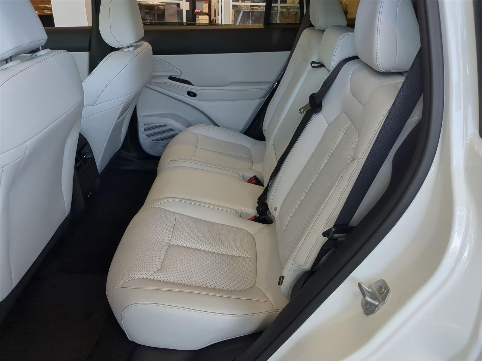 New 2026 Bright White Clear-Coat Exterior Paint Jeep Limited image 22
