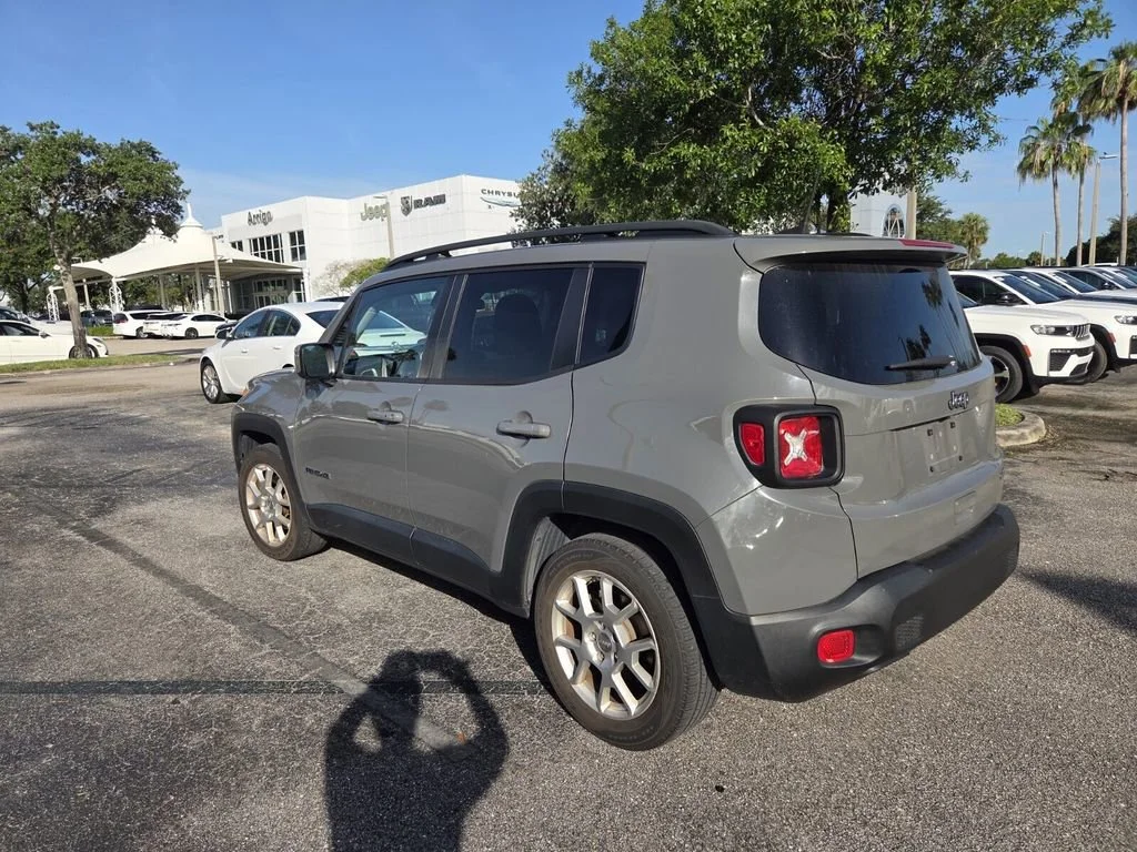 Used 2021 Sting-Gray Clearcoat Jeep Latitude image 4