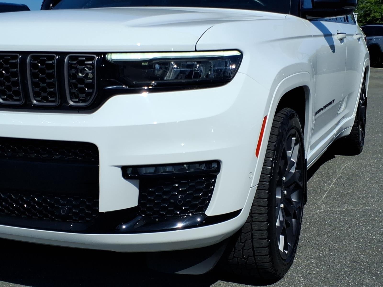 Used 2024 Bright White Clearcoat Jeep Summit image 16
