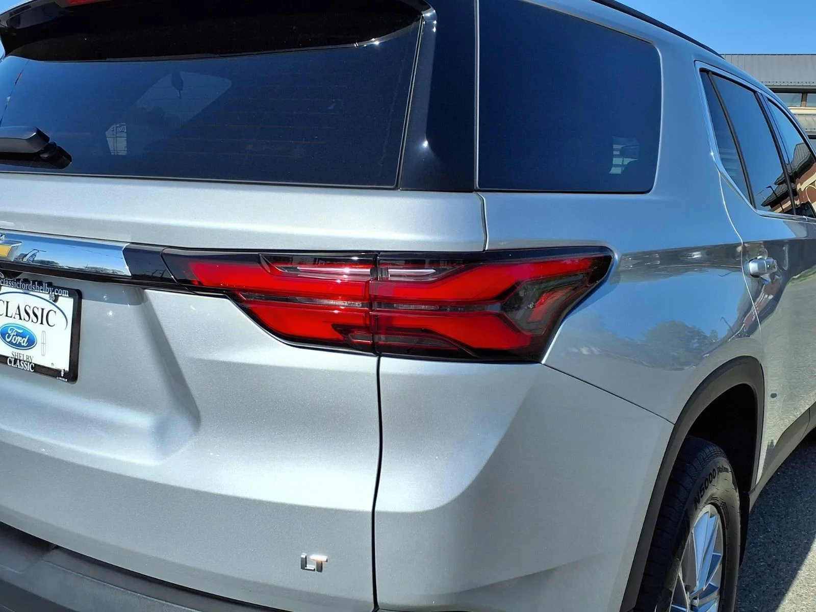 Used 2022 Silver Ice Metallic Chevrolet LT Cloth image 18