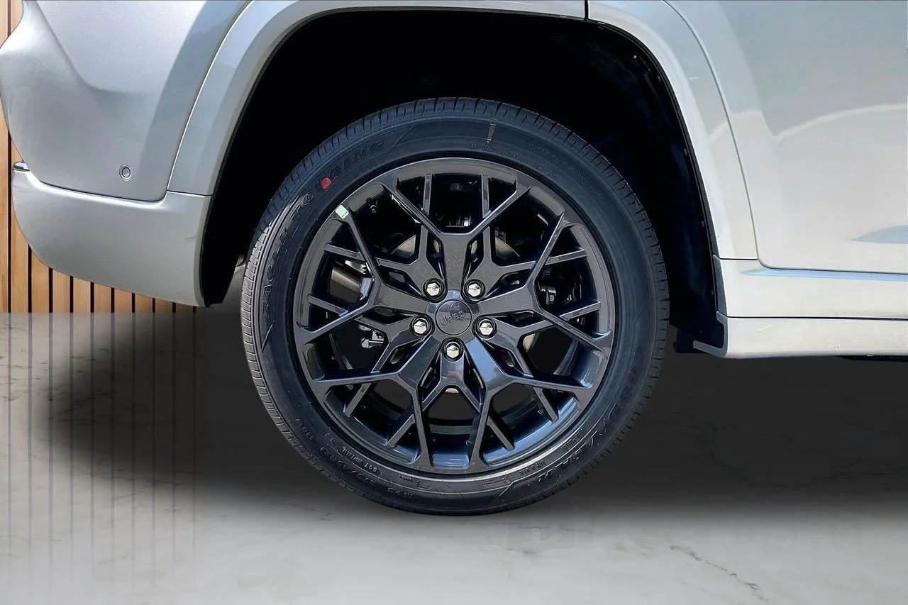 New 2026 Silver Zynith Exterior Paint Jeep Summit image 36