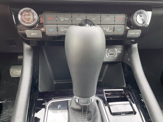 New 2026 Bright White Clearcoat Jeep Latitude Altitude image 13