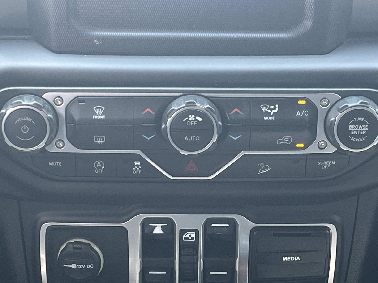 Used 2018 Black Clearcoat Jeep Sport S image 16