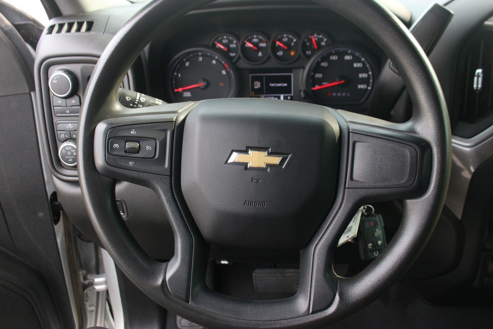 Used 2023 Silver Ice Metallic Chevrolet Custom image 17