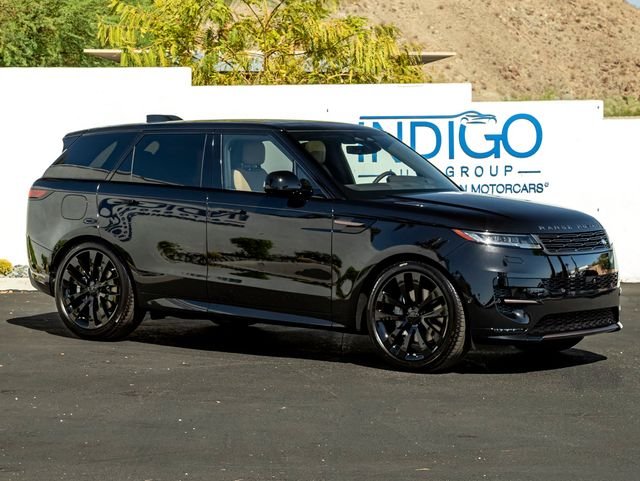 New 2026 Santorini Black Land Rover Dynamic SE image 4