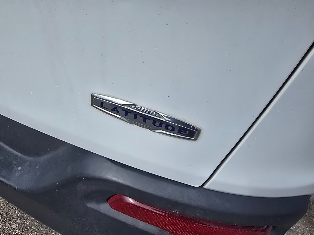 Used 2015 Bright White Clearcoat Jeep Latitude image 12