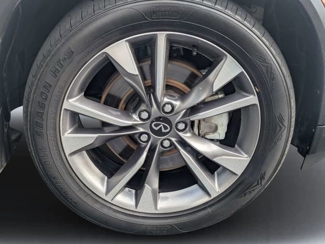 Used 2023 White INFINITI LUXE image 11