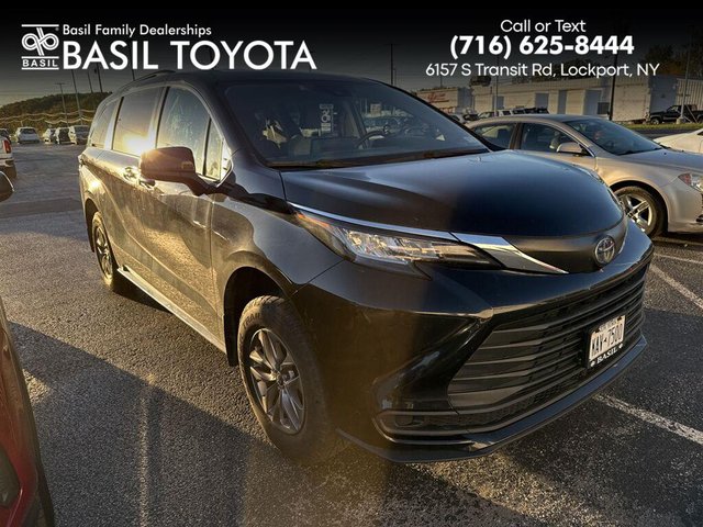 2022 Toyota Sienna LE 8-Passenger