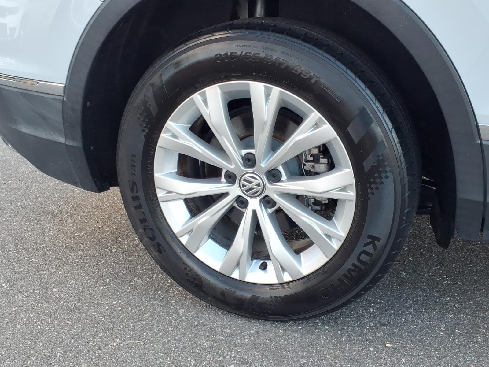 Used 2018 Platinum Gray Metallic Volkswagen SEL image 12