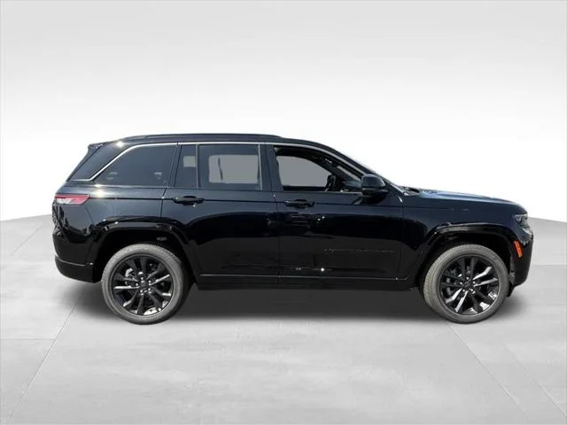 New 2026 Diamond Black Crystal Pearl-Coat Exterior Paint Jeep Limited Reserve image 10