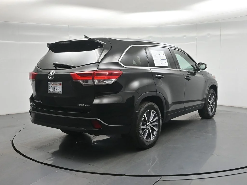 Used 2018 Black Toyota XLE image 30