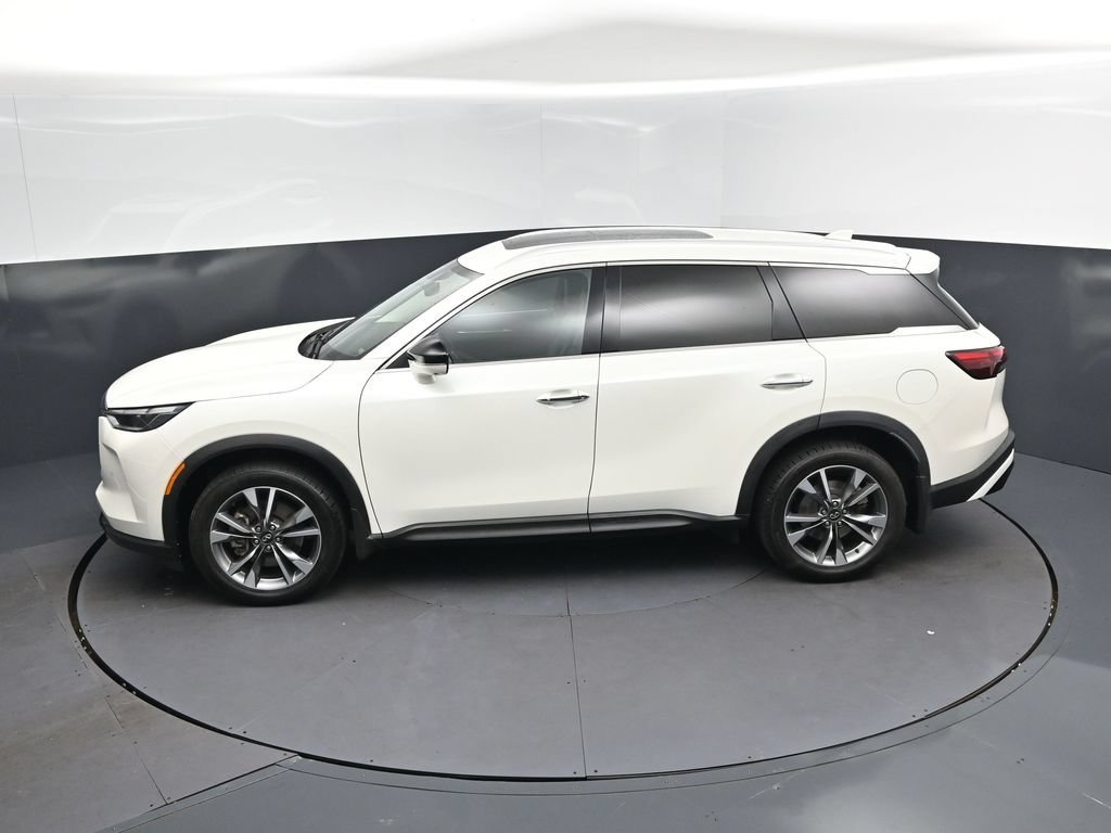 Certified Used 2023 White INFINITI LUXE image 34