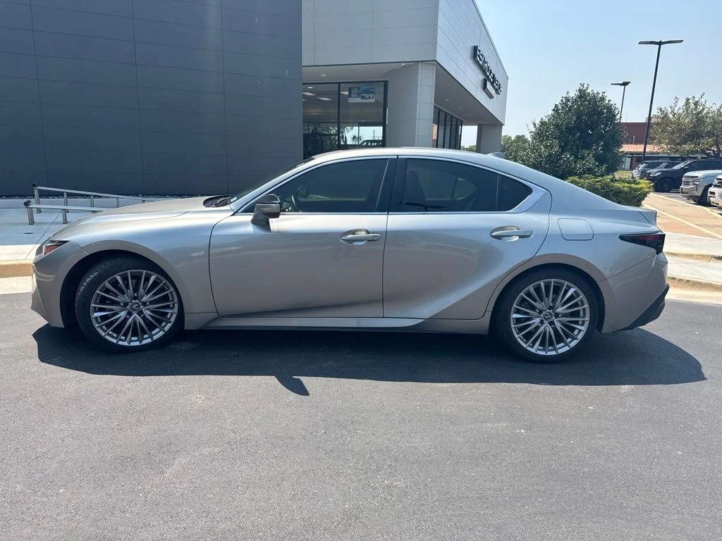 Used 2022  Lexus 300 image 1