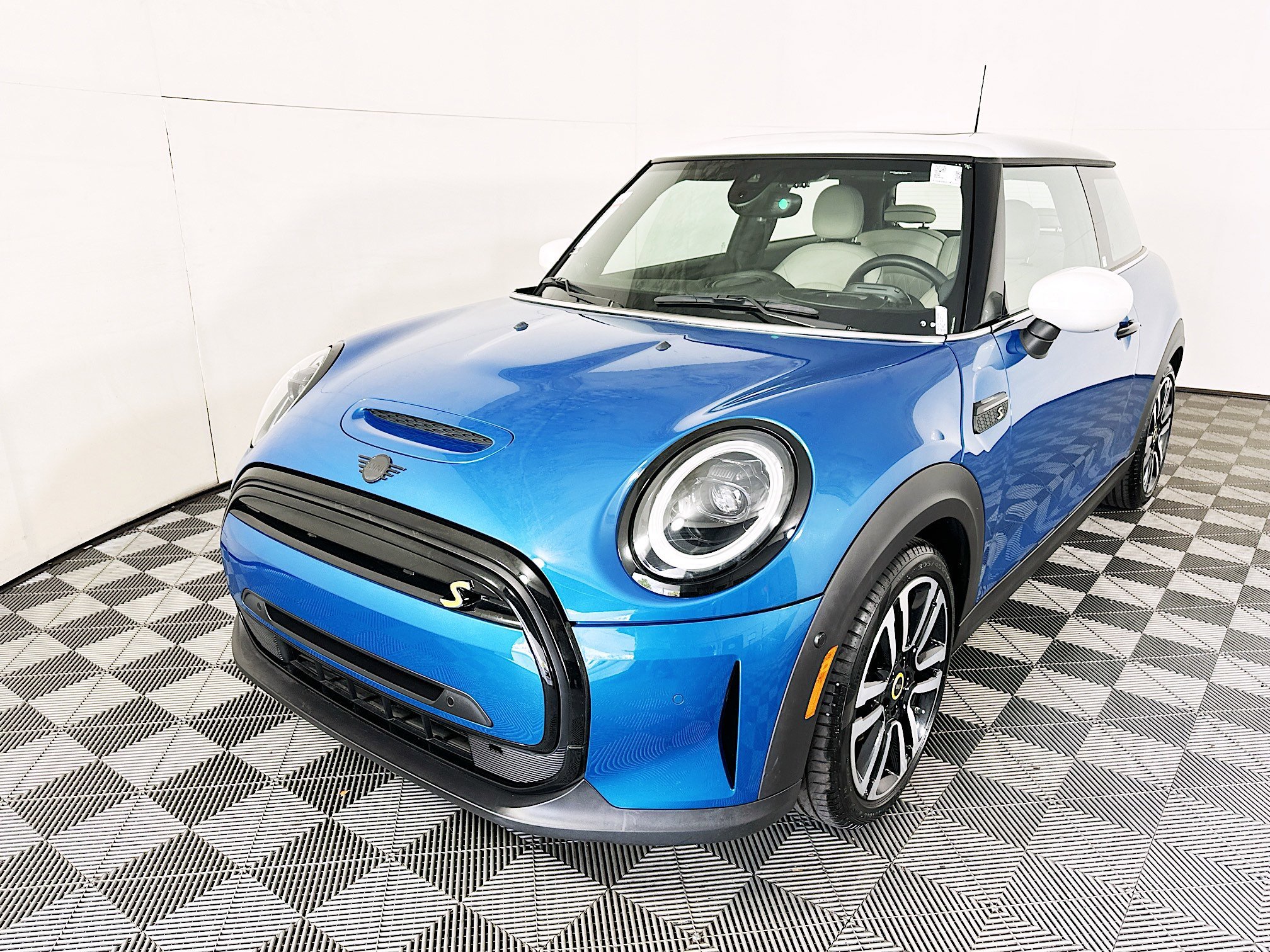 2023 MINI Hardtop 2 Door SE - Photo 7