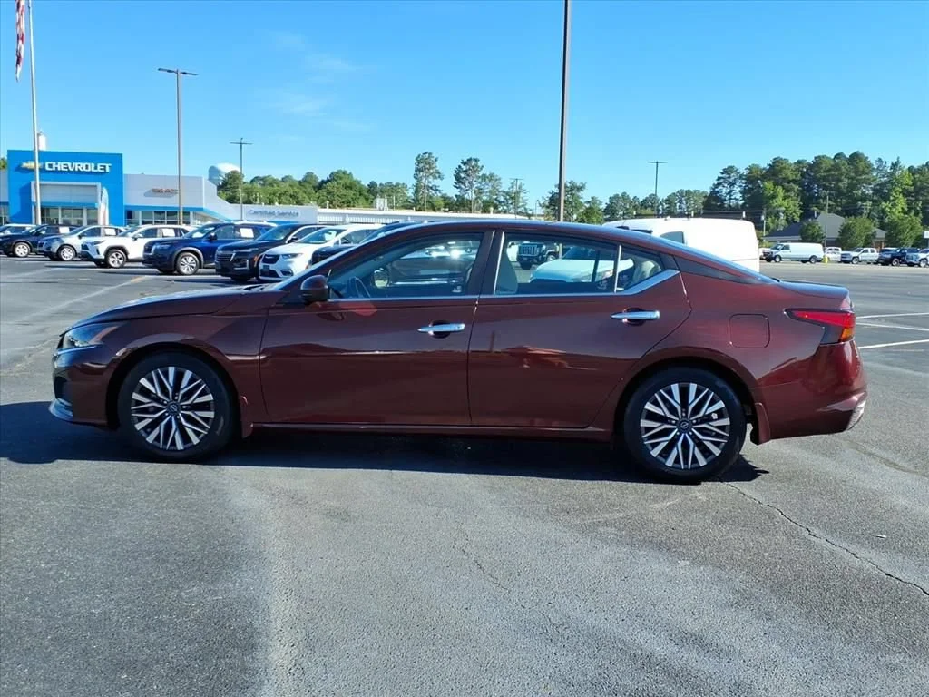 Used 2023 Red Nissan SV FWD image 15