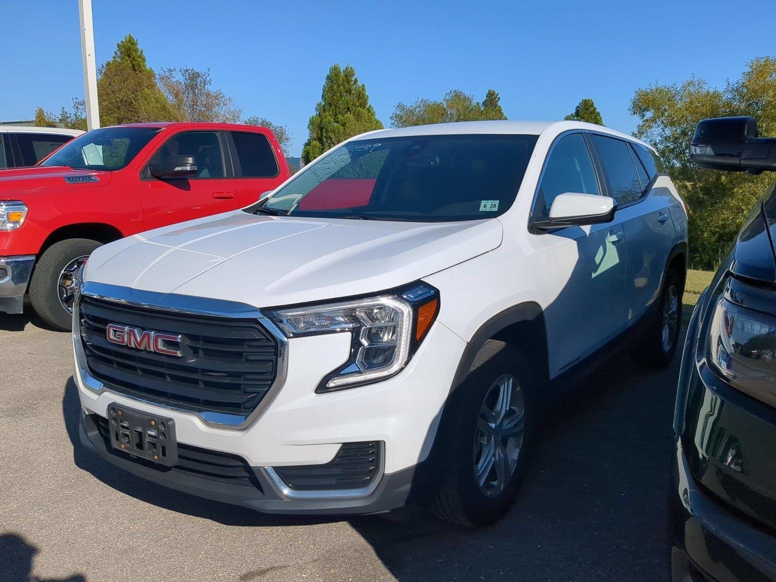 Used 2023 Summit White GMC SLE image 1
