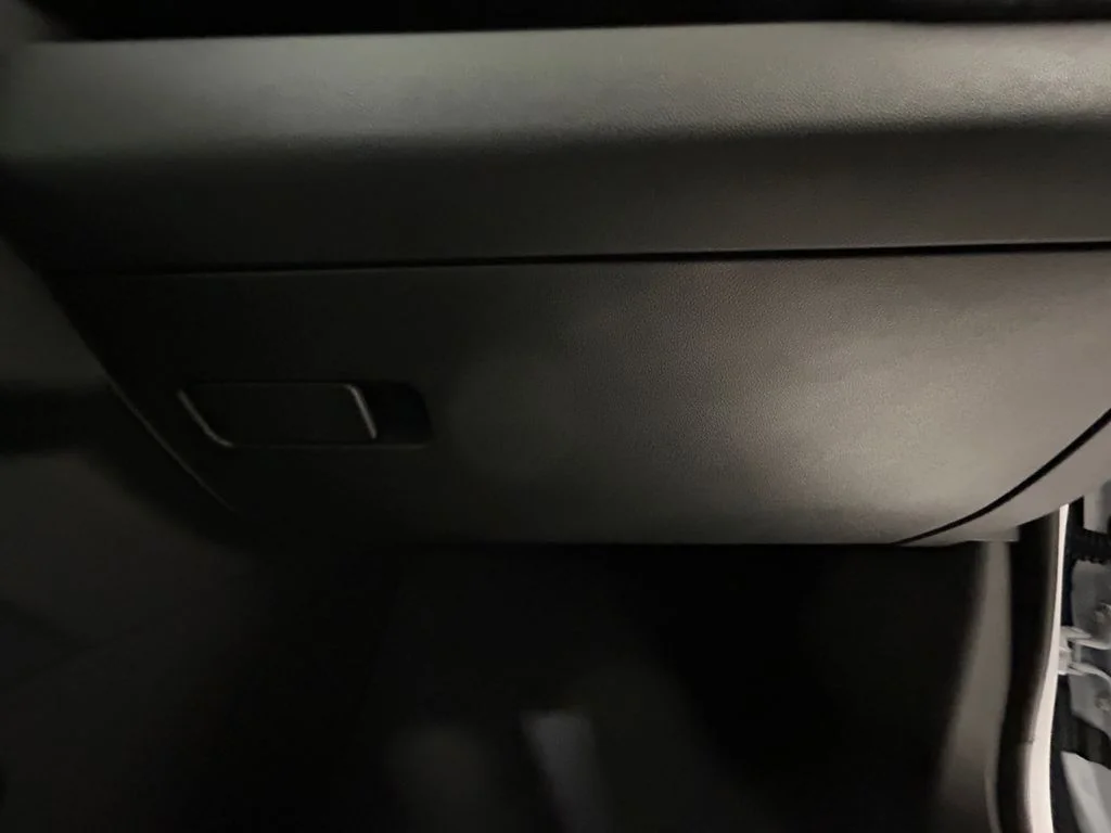 Used 2025 White GMC Elevation image 24