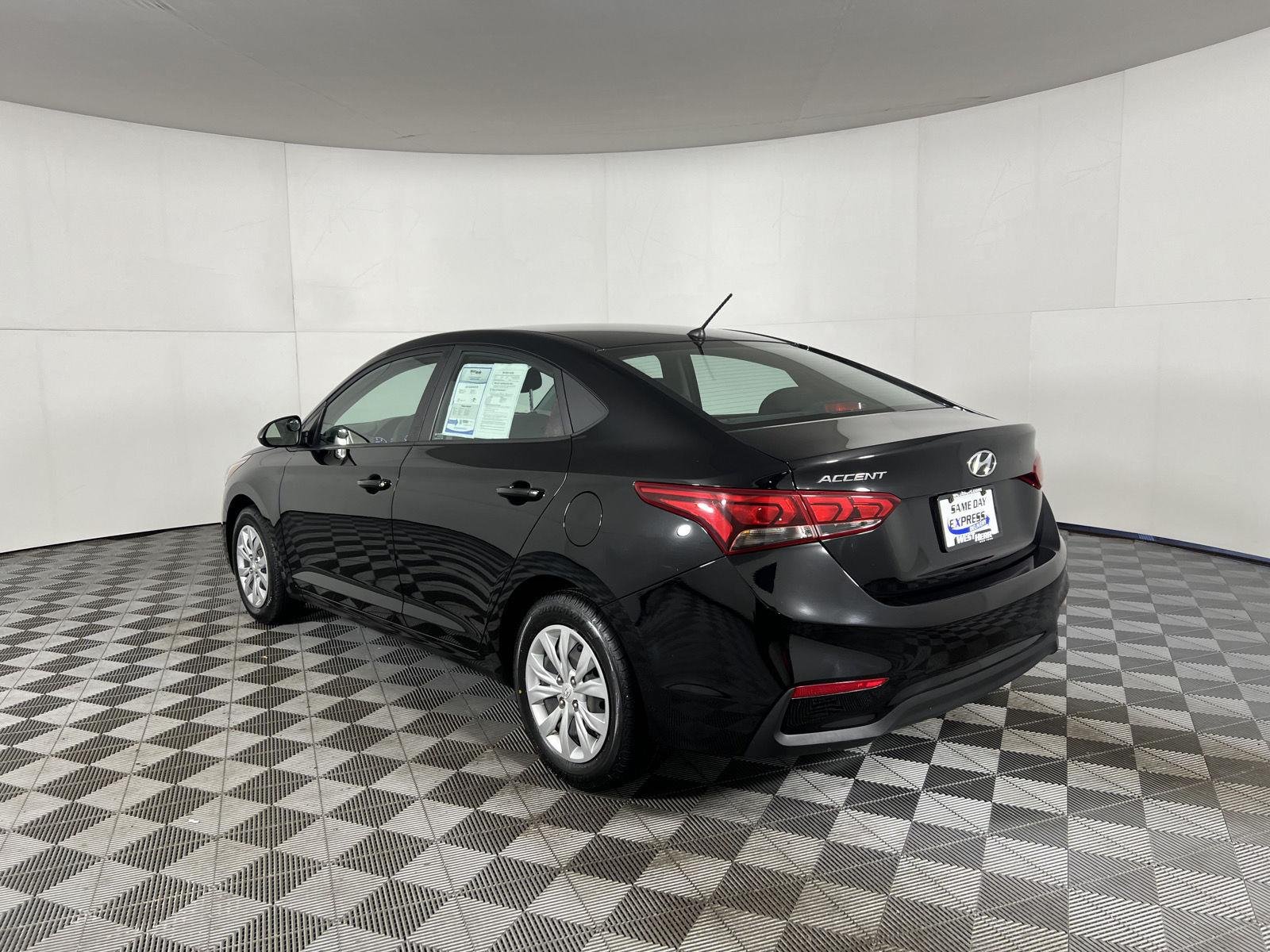 Used 2022 Absolute Black Hyundai SE image 7