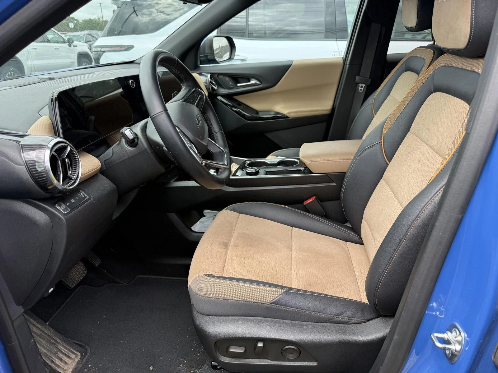 Used 2025 Reef Blue Metallic Chevrolet AWD ACTIV image 9